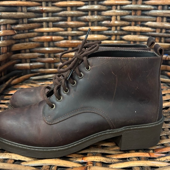 G.H. Bass & Co. Women's Brown Lace Up Boots . Never worn ! - Picture 4 of 15